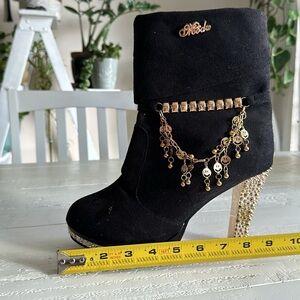 Moda Vida CUOIO studded size 255= 8.5 US/CA White leather3/4 length boot